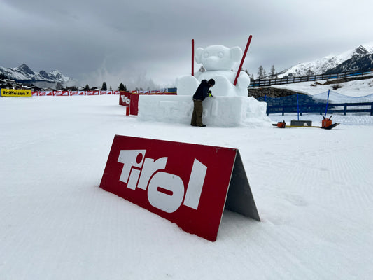 Martin Albrecht für TIROL WERBUNG: Schneeskulptur Teddy Pauli für FIS Weltcup „Nordic Combined Triple“